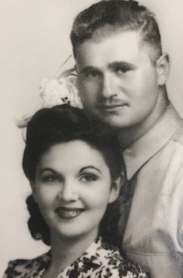Esther y Burton Hartman (Penny y Bud) el día de su boda, el 9 de julio de 1942. Tres días des ...