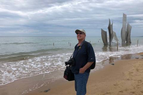 Barry Hartman, el 4 de junio de 2019, se para en la playa de Omaha, Normandía, Francia, 75 añ ...