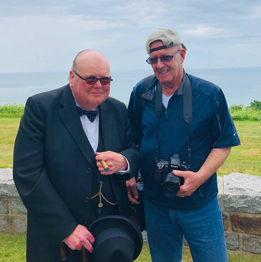 Barry Hartman, a la derecha, se encuentra con un imitador de Winston Churchill en la playa de O ...
