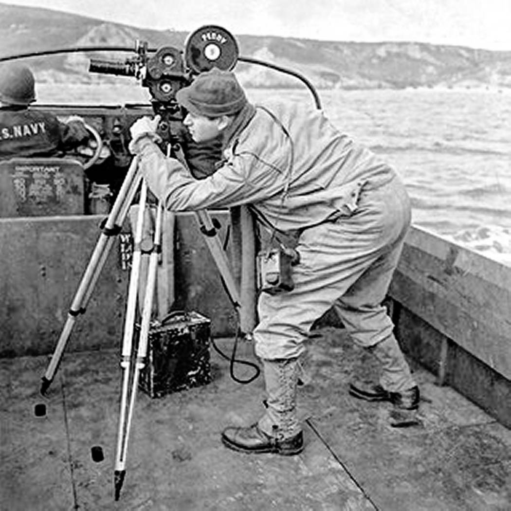 El soldado y fotógrafo del ejército Burton "Bud" Hartman y su cámara durante el Día D en la ...