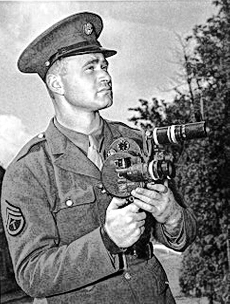 Burton "Bud" Hartman, soldado del ejército y fotógrafo en 1942. Se le acredita a Hartman por ...