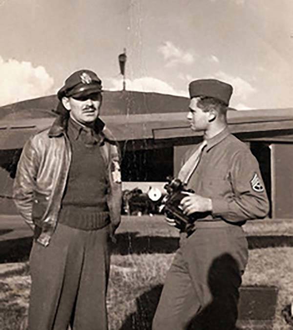 El soldado del ejército Burton "Bud" Hartman, a la derecha, habla con el actor Clark Gable en ...