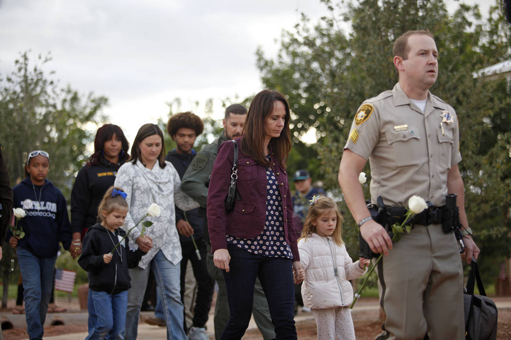 Nicole Beck, la viuda del oficial de policía de Las Vegas Alyn Beck, camina con su hija Katria ...
