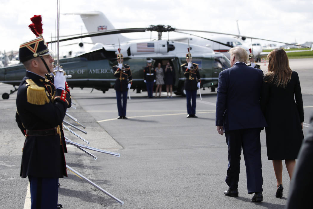 El presidente Donald Trump, con la primera dama Melania Trump, llegan al aeropuerto de Caen el ...