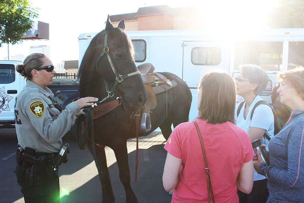 Los oficiales tienen mejor visibilidad al estar montados en el caballo y asisten a eventos masi ...