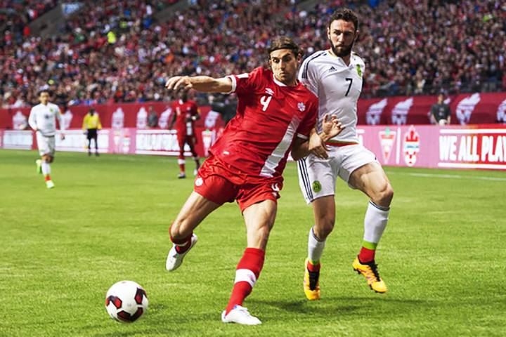 Archivo.- El canadiense Dejan Jaković (4) disputa el balón con el mexicano Miguel Layún (7) ...