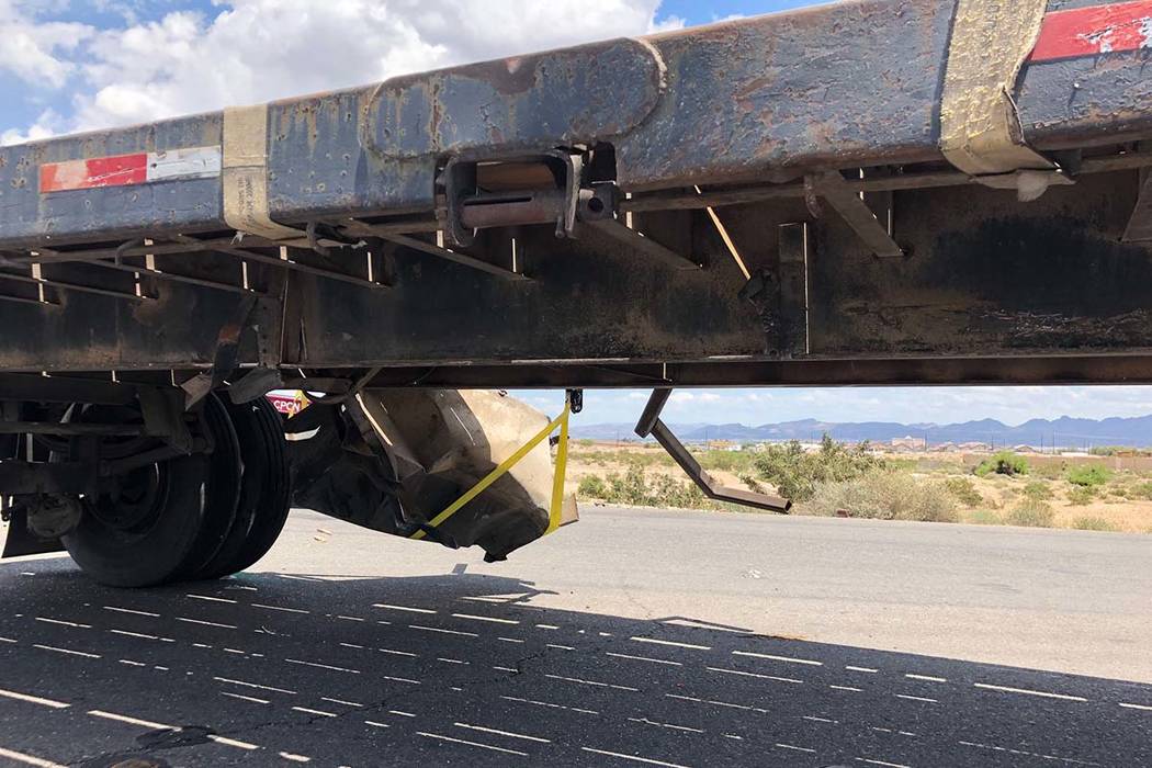 La Nevada Highway Patrol investiga un choque que involucra un semirremolque y un Honda Civic en ...