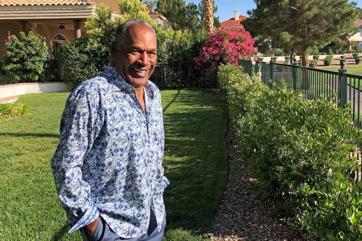 Esta foto proporcionada por Didier J. Fabien muestra a O.J. Simpson en el jardín de su hogar e ...