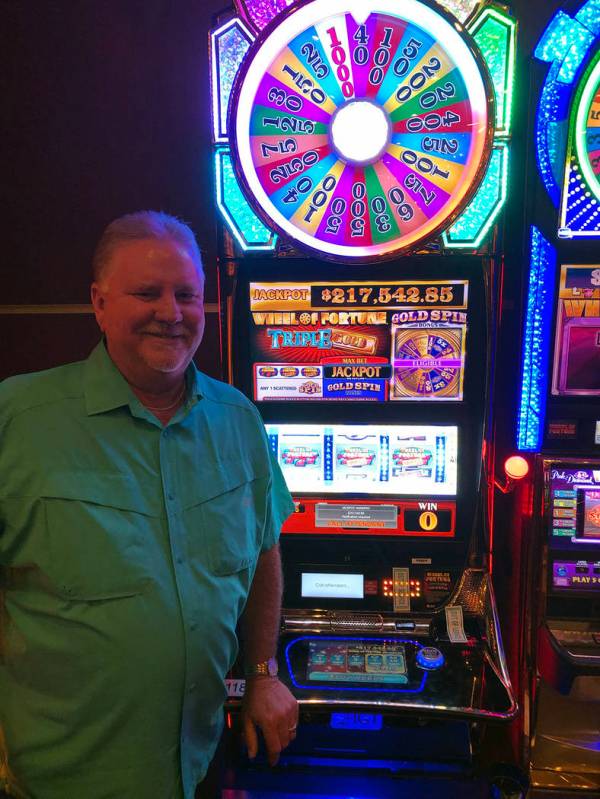 Ronnie Burnett de Midland, Texas, ganó $217,542.85 en la máquina Wheel of Fortune del Golden ...