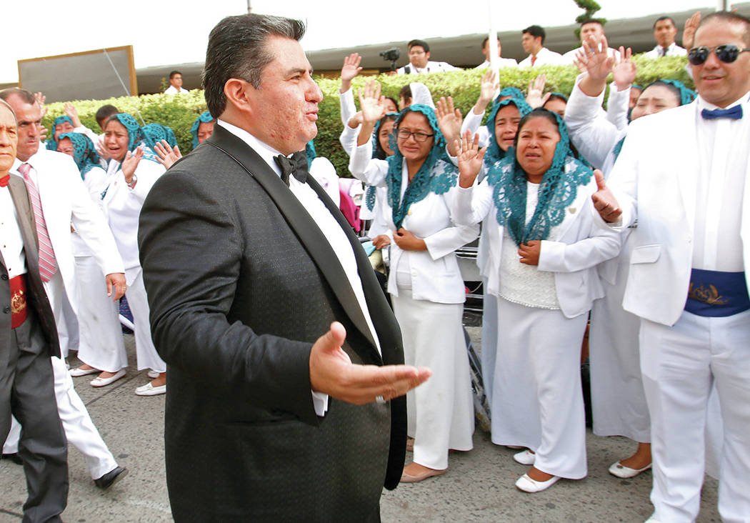 En esta foto del 14 de agosto de 2018, Naasón Joaquín García saluda a los miembros de su igl ...