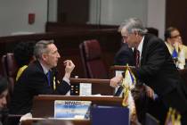 Los senadores de Nevada Scott Hammond, a la izquierda, y James Settelmeyer, conversaron durante ...