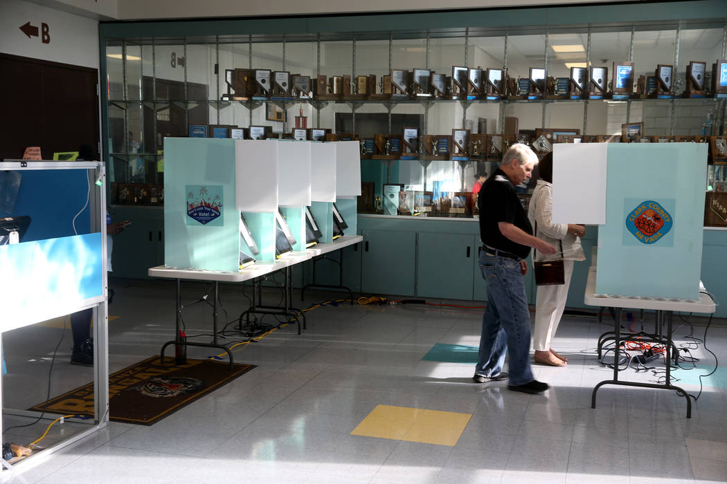 Andy y Terry Plourd, de Las Vegas, votan en las elecciones municipales en Bonanza High School e ...