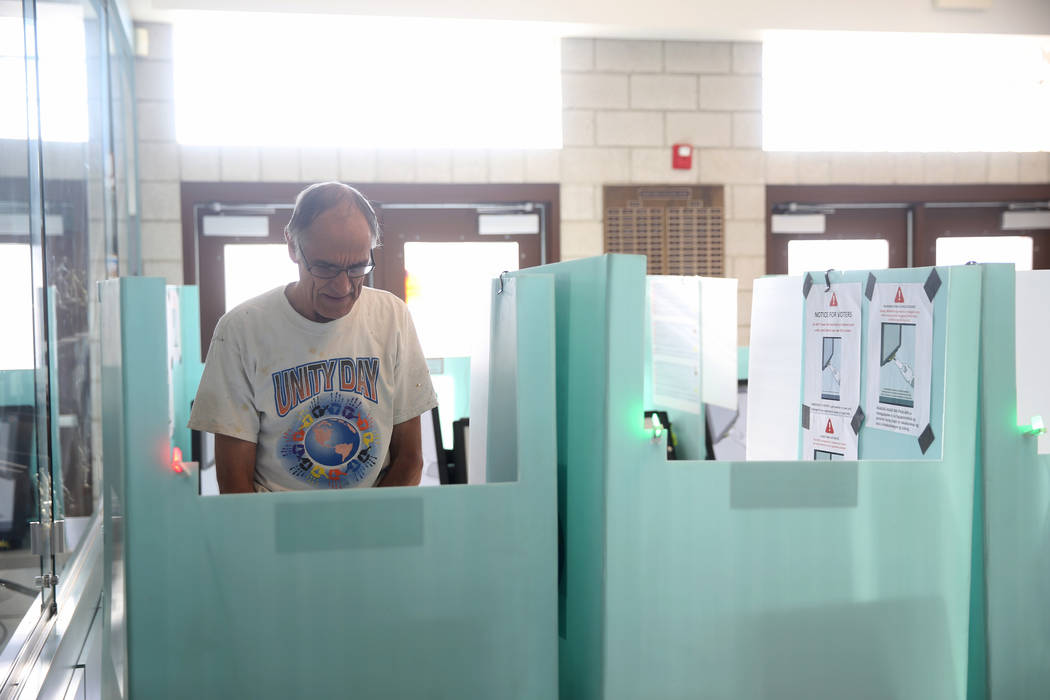 Kim Een de Las Vegas se registra para votar en las elecciones municipales en Bonanza High Schoo ...