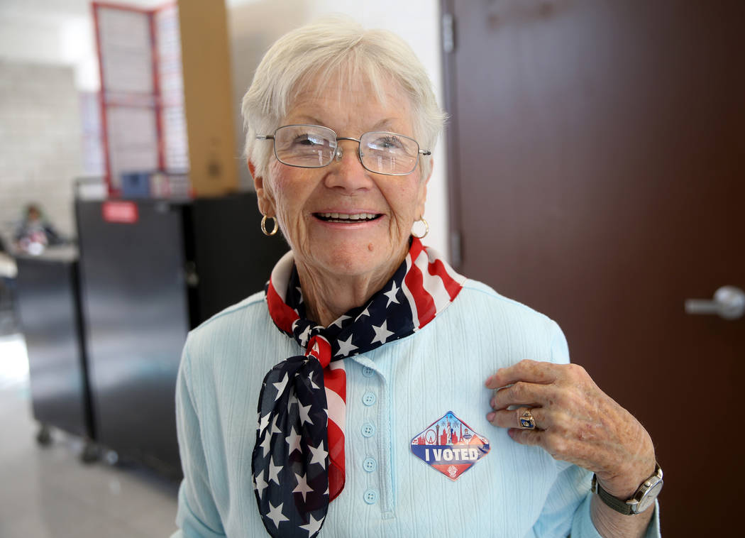 Janice Jacobsen de Las Vegas lleva su calcomanía de "VOTÉ" después de votar en las eleccione ...