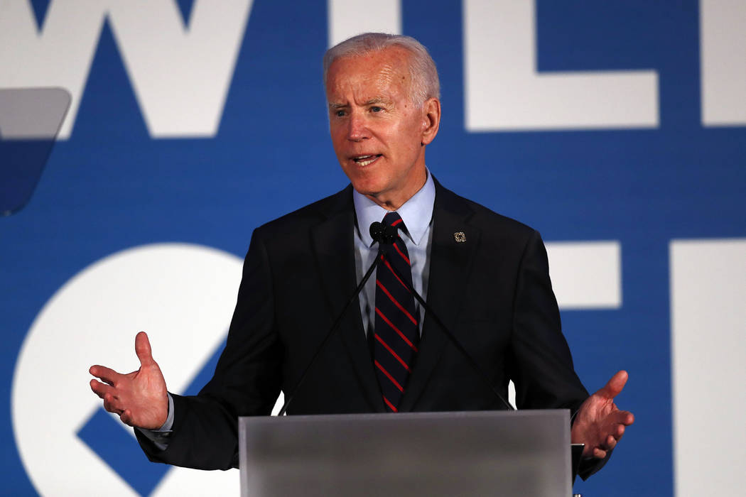 El candidato presidencial demócrata, el ex vicepresidente Joe Biden, habla durante la gala de ...
