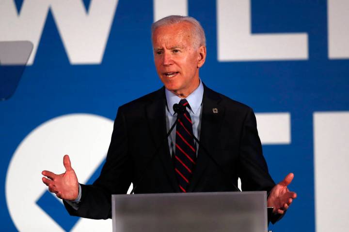 El candidato presidencial demócrata, el ex vicepresidente Joe Biden, habla durante la gala de ...