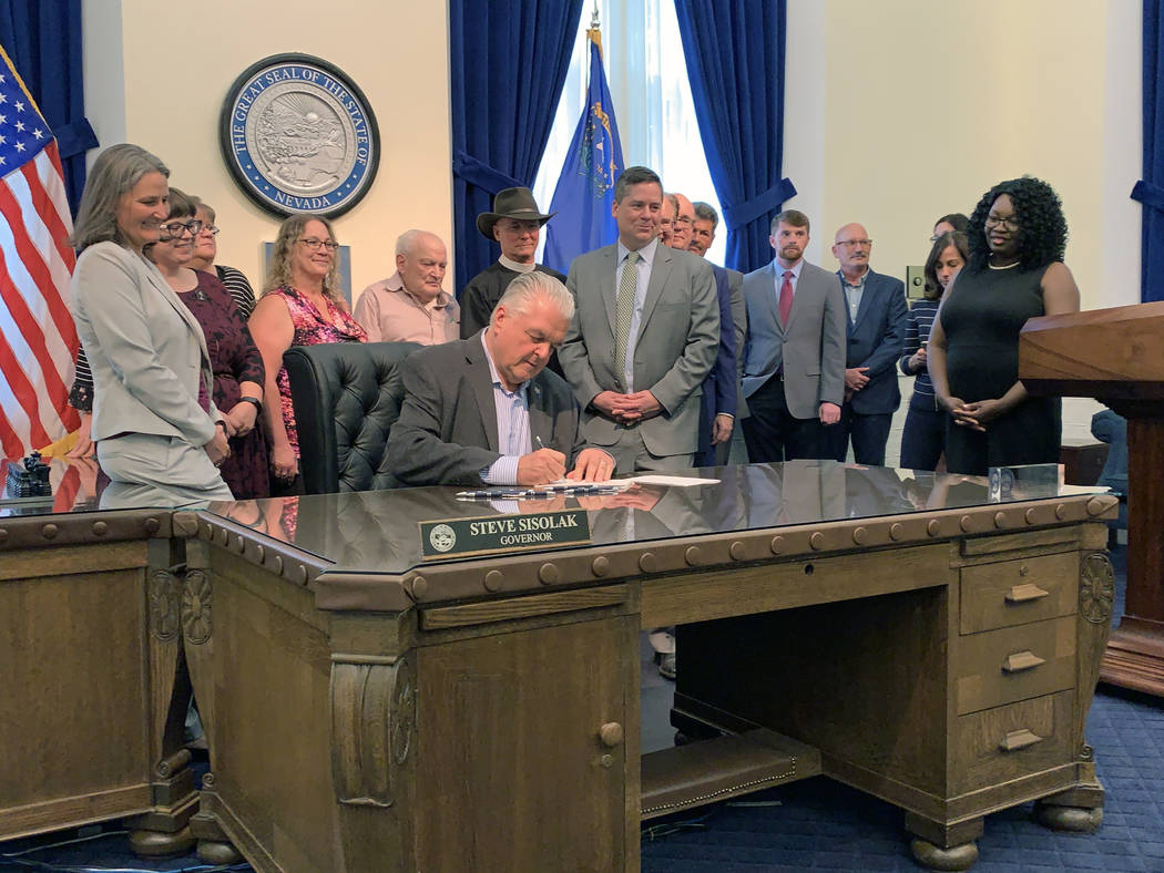 El gobernador Steve Sisolak firmó una serie de legislaciones en Carson City el miércoles, inc ...