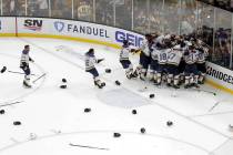 Los St. Louis Blues celebran su victoria sobre los Boston Bruins en el Juego 7 de la final de l ...
