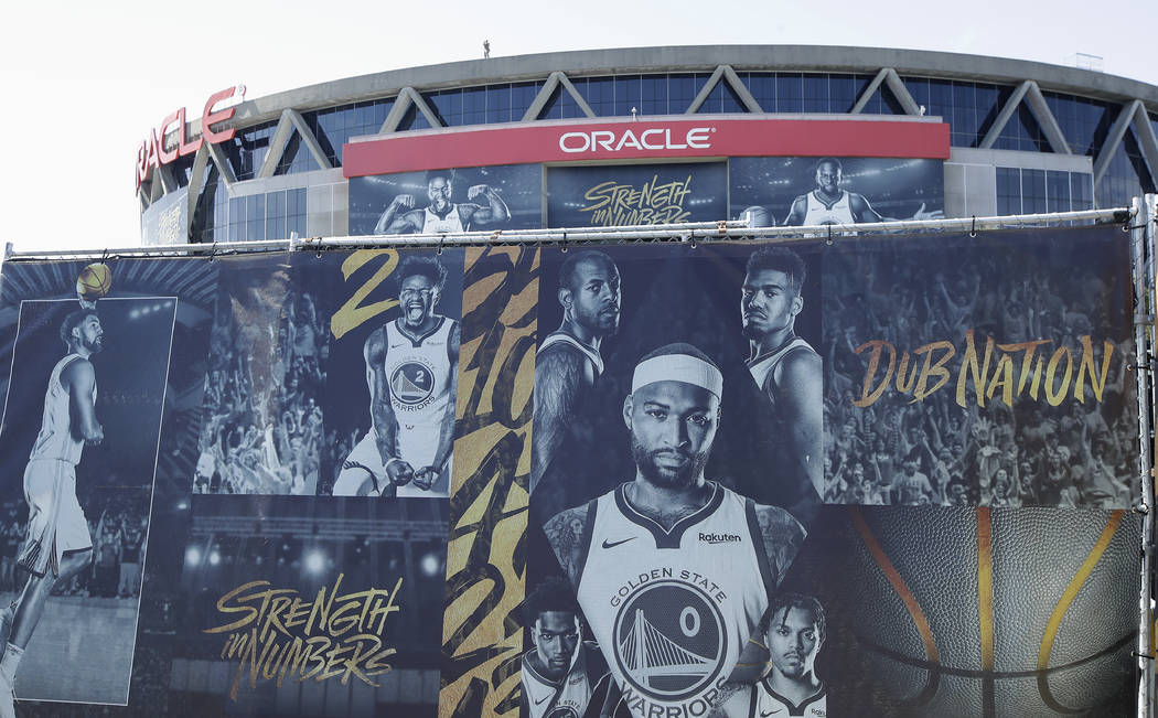 Un cartel que muestra imágenes de los jugadores de Golden State Warriors fuera de Oracle Arena ...