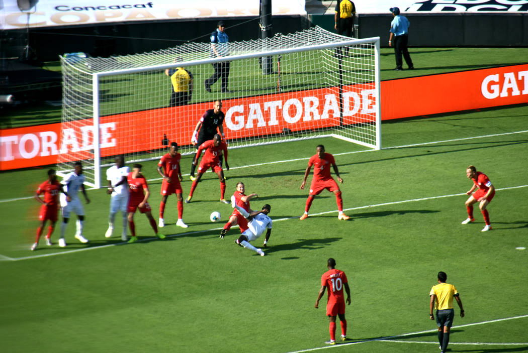 Canadá y Martinica protagonizaron el primer partido de la 15º edición de la Copa Oro, en un ...