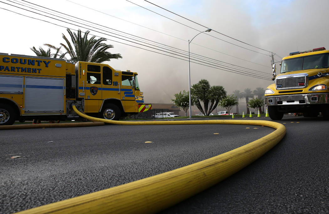 Los equipos de bomberos del Condado de Clark y Las Vegas combaten un incendio en The Park a las ...