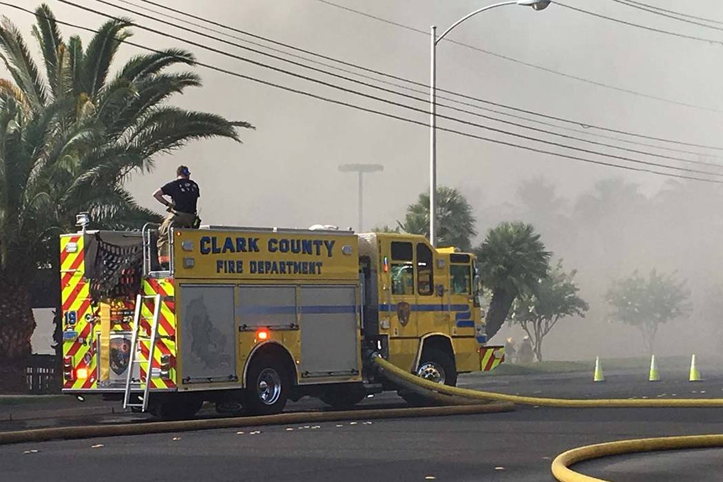 Los equipos de bomberos del Condado de Clark y Las Vegas combaten un incendio en The Park a las ...