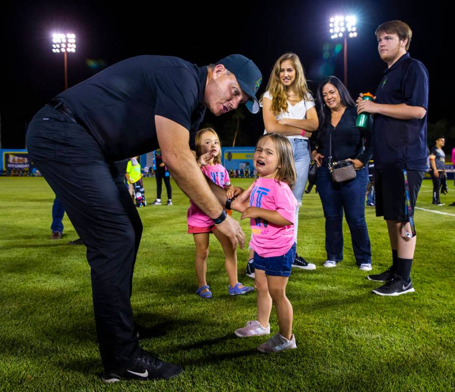 El entrenador de Las Vegas Lights FC, Eric Wynalda, consuela a su hija Elliotte, de tres años, ...