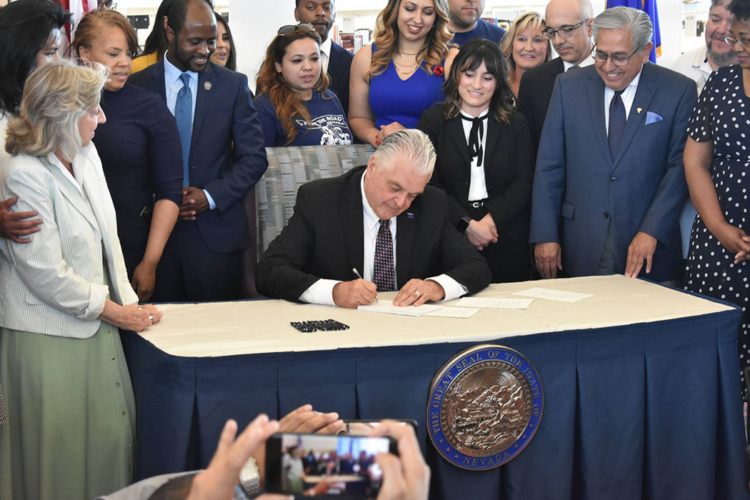 El gobernador Steve Sisolak firmó cuatro nuevas leyes de interés para la comunidad latina. Vi ...