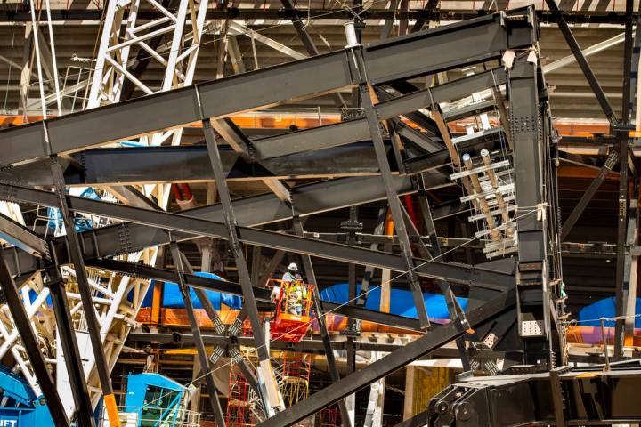 Un equipo en un elevador examinó una viga en el suelo en el Raiders Stadium donde se instaló ...