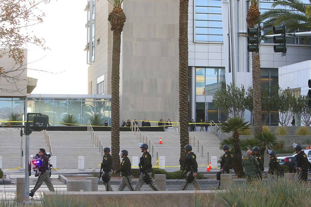 La policía de Las Vegas se desplegó para buscar a un sospechoso involucrado en un tiroteo fat ...