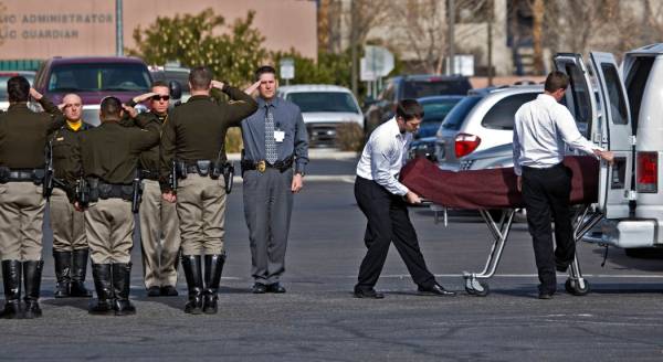 Los oficiales de policía de Las Vegas forman una guardia de honor para Stan Cooper, un oficial ...
