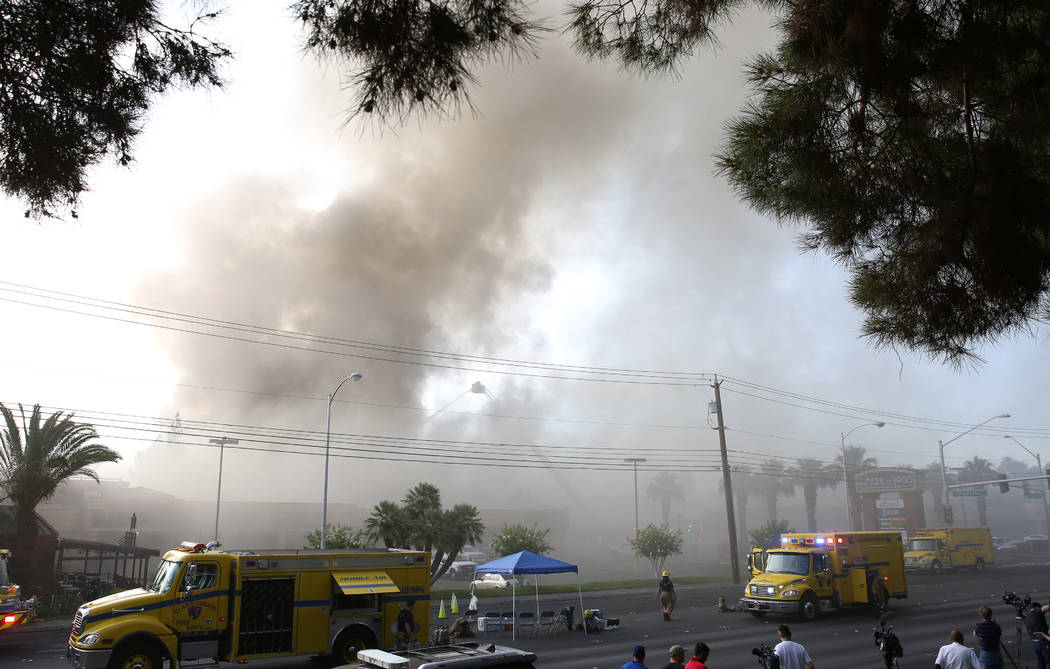 Los equipos de bomberos del Condado de Clark y Las Vegas combaten un incendio en The Park at 39 ...