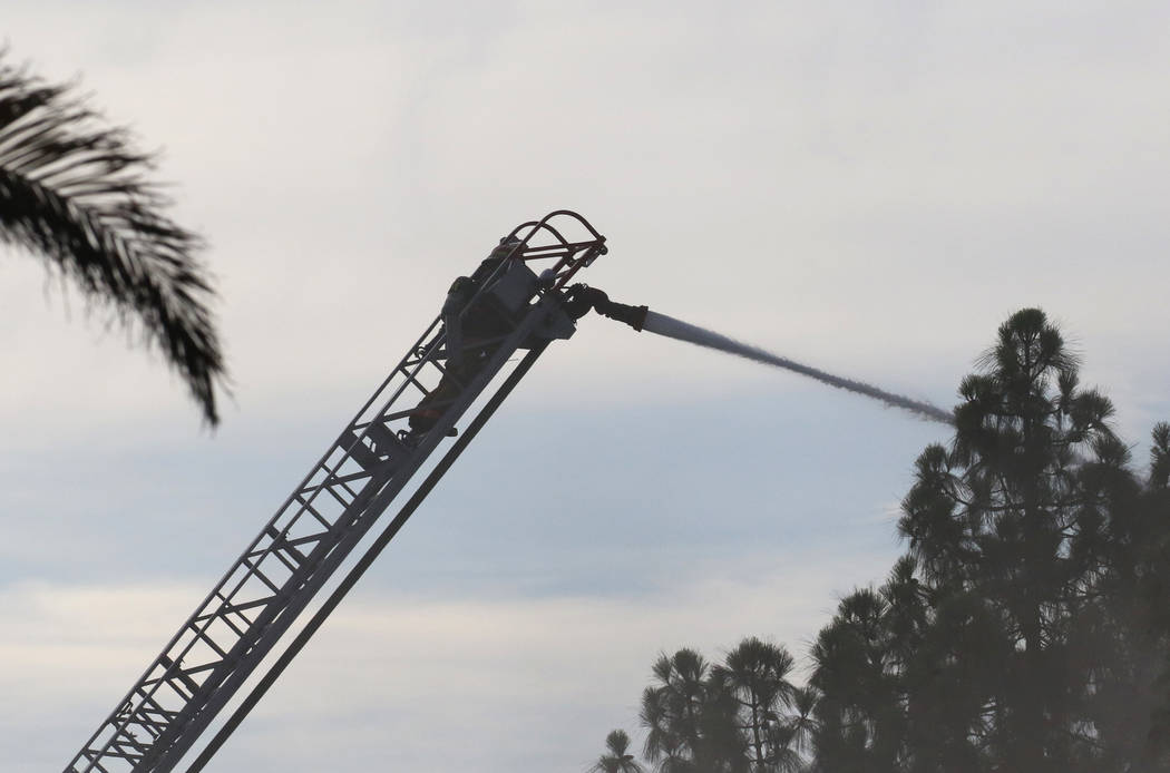 Los equipos de bomberos del Condado de Clark y Las Vegas combaten un incendio en The Park at 39 ...