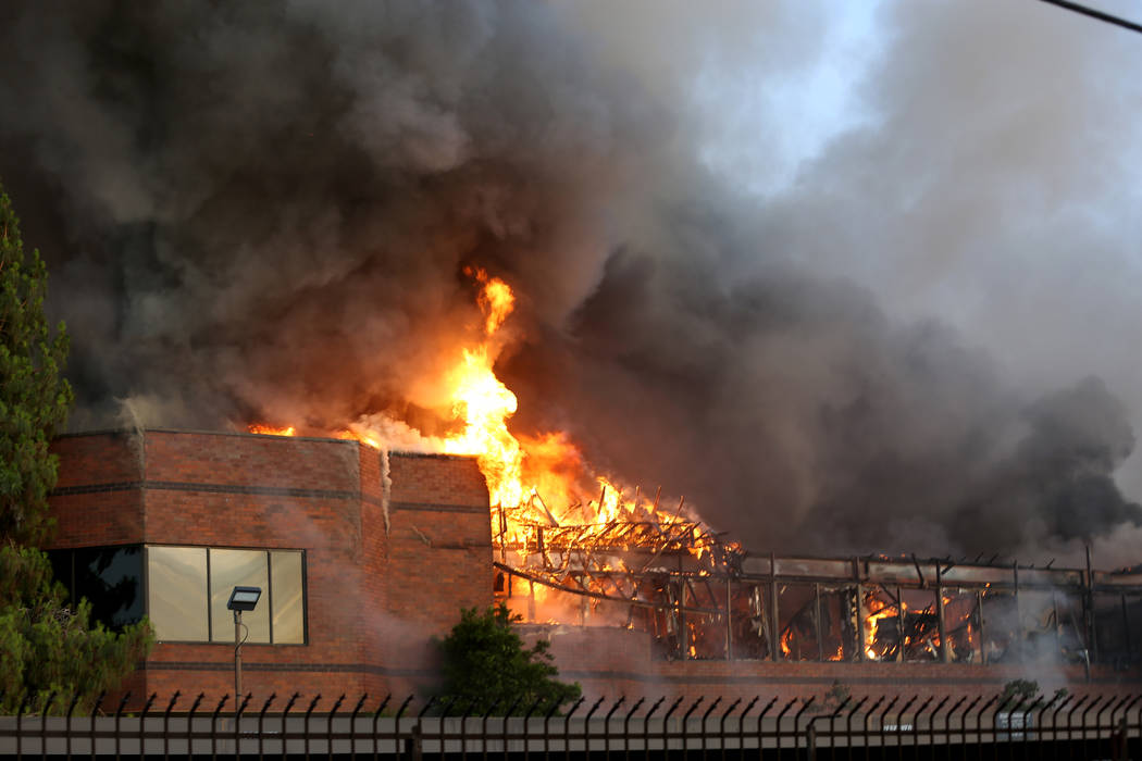 Un incendio temprano en la mañana envuelve un complejo comercial cerca de Paradise Road y East ...