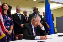El gobernador Steve Sisolak hace una pausa por un momento antes de firmar un trío de legislatu ...