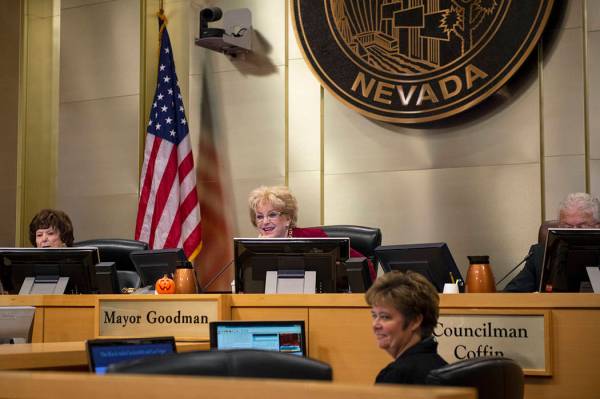 Los miembros del Ayuntamiento de Las Vegas escuchan a la clase de quinto grado de la Escuela Pr ...