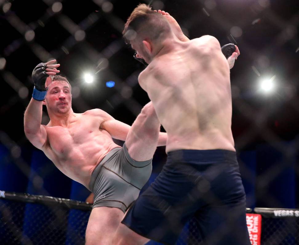 Brendan Loughnane patea a Bill Algeoin en la segunda ronda de su pelea de peso pluma en la sema ...