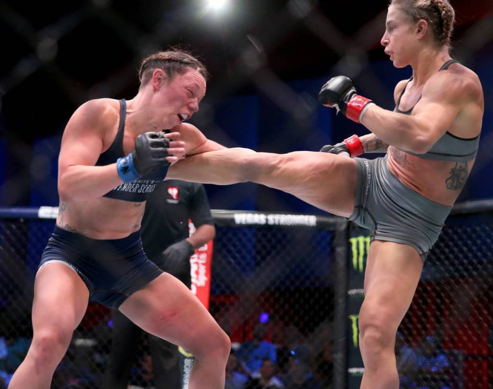 Hannah Goldy patea a Kali Robbins en la segunda ronda de su pelea de peso paja en la semana ina ...