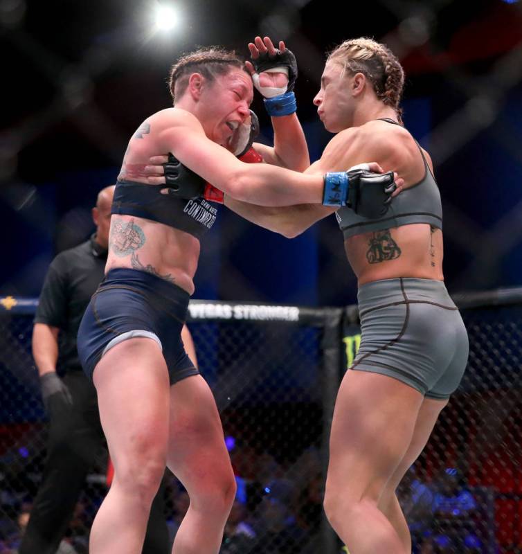 Hannah Goldy golpea a Kali Robbins en la segunda ronda de su pelea de peso paja en la semana in ...