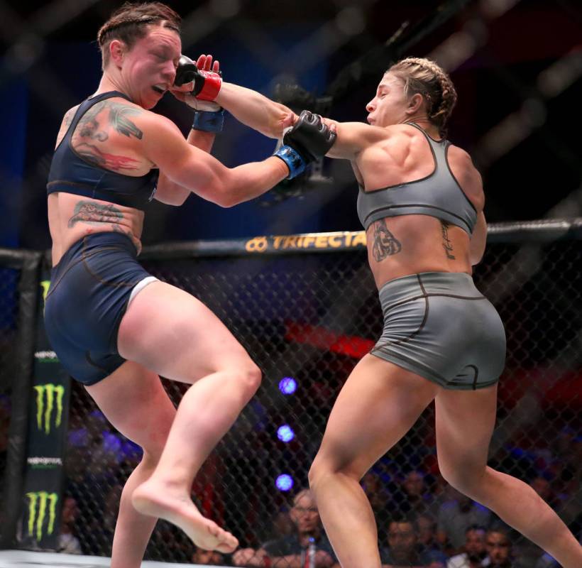 Hannah Goldy golpea a Kali Robbins en la segunda ronda de su pelea de peso paja en la semana in ...