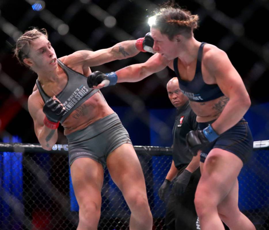 Hannah Goldy golpea a Kali Robbins en la segunda ronda de su pelea de peso paja en la semana in ...