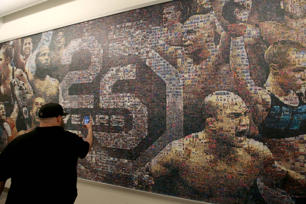 Un mural en un pasillo se muestra durante un recorrido por el nuevo UFC Apex en Las Vegas el lu ...