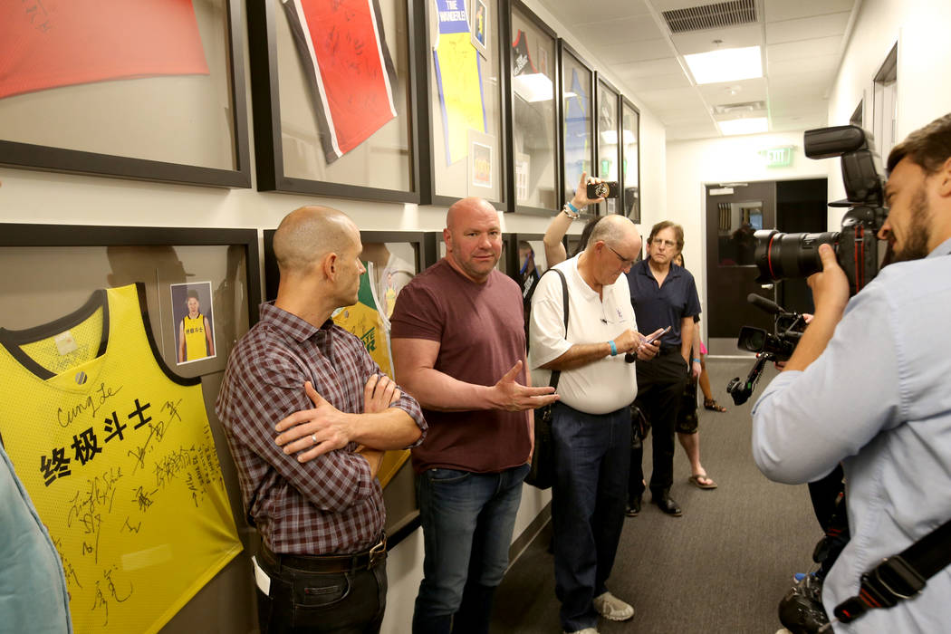 El presidente de Ultimate Fighting Championship, Dana White, derecha, y Craig Borsari, vicepres ...