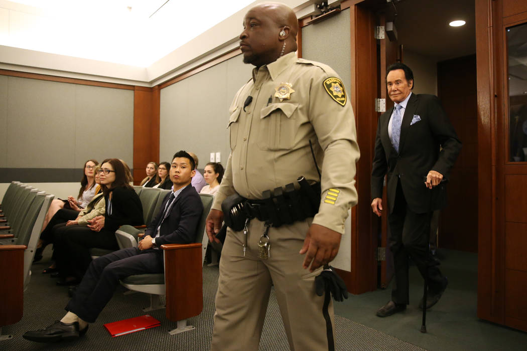 Wayne Newton ingresa a la sala del tribunal para declarar como testigo en el caso del Estado de ...