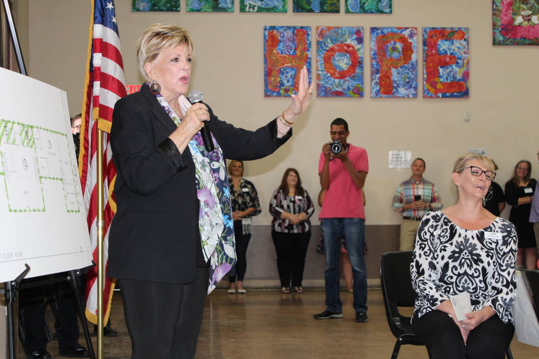 La alcaldesa de Las Vegas Carolyn, a la izquierda, habla durante un desayuno comunitario en la ...