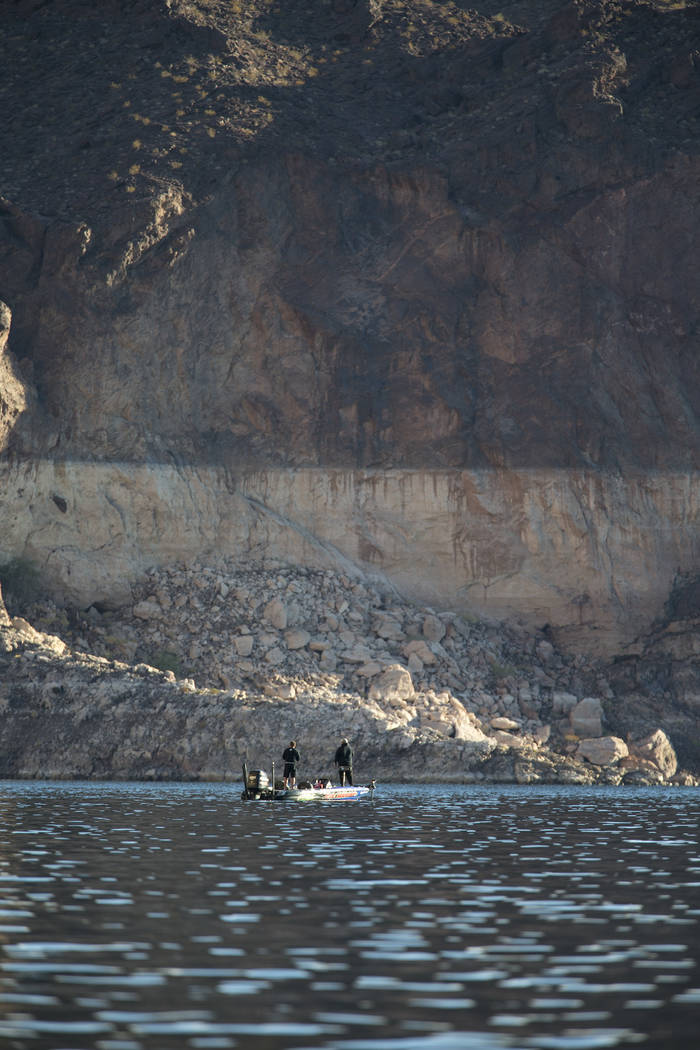 Un bote cruza a través de The Narrows en el área de recreación nacional de Lake Mead el mié ...