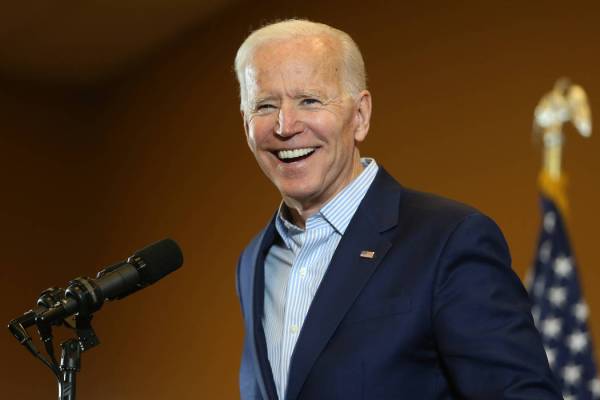 El candidato presidencial demócrata Joe Biden habla durante una parada de campaña en la sede ...