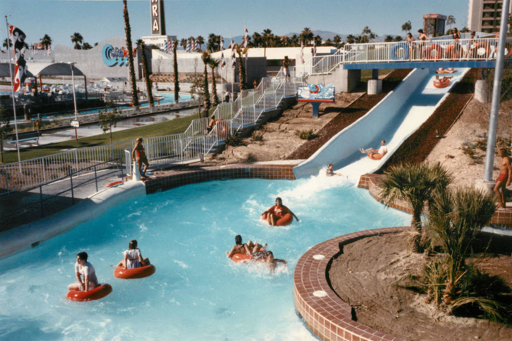 Los visitantes montan el Raging Rapids en Wet 'n' Wild en Las Vegas Boulevard en 1988. (Archivo ...