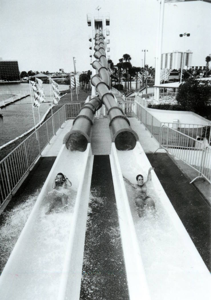 Los invitados caen al agua luego de deslizarse en Wet'n'Wild en Las Vegas Boulevard en 1989. (A ...