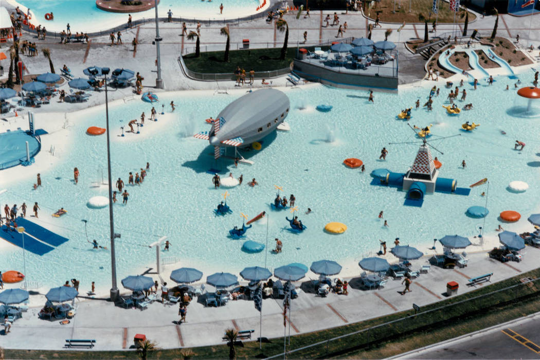 Multitudes disfrutan del agua y el sol en Wet'n'Wild en Las Vegas Boulevard en 1988. (Archivo d ...